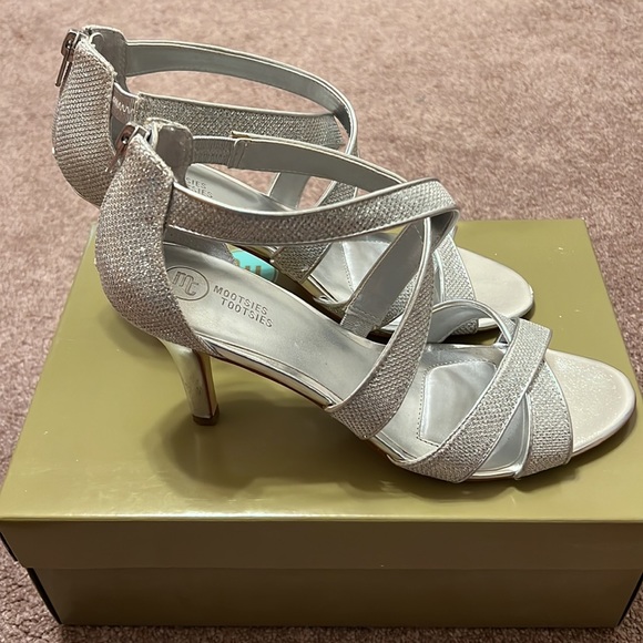 Mootsie Tootsies Silver Sandals with Heel, Size 8.5 - Picture 2 of 7